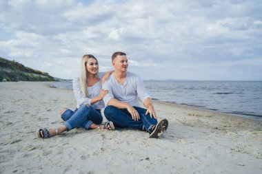 İki kişilik hayat tarzı romantik bir akşam. Genç aşıklar denize bir yolculuğa çıktılar. Akşam güneşinde kumsalda oturmak, sarılıp konuşmak, öpüşmek ve insanların yokluğunun tadını çıkarmak..