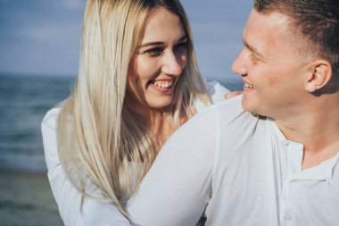 İki kişilik hayat tarzı romantik bir akşam. Genç aşıklar denize bir yolculuğa çıktılar. Akşam güneşinde kumsalda oturmak, sarılıp konuşmak, öpüşmek ve insanların yokluğunun tadını çıkarmak..