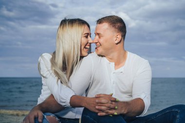 İki kişilik hayat tarzı romantik bir akşam. Genç aşıklar denize bir yolculuğa çıktılar. Akşam güneşinde kumsalda oturmak, sarılıp konuşmak, öpüşmek ve insanların yokluğunun tadını çıkarmak..