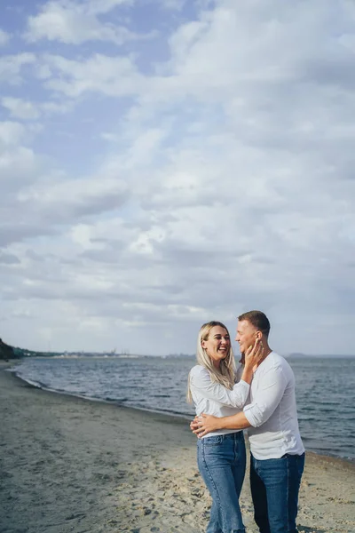 Charmante Junge Frau Umarmt Mit Freund Auf Meeresgrund Outdoor Foto — Stockfoto