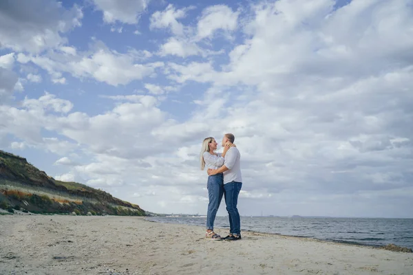 Charmante Jonge Vrouw Omarmen Met Vriendje Zee Achtergrond Outdoor Foto — Stockfoto