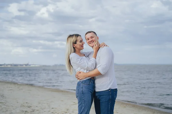 Encantadora Joven Abrazándose Con Novio Fondo Del Mar Foto Aire — Foto de Stock