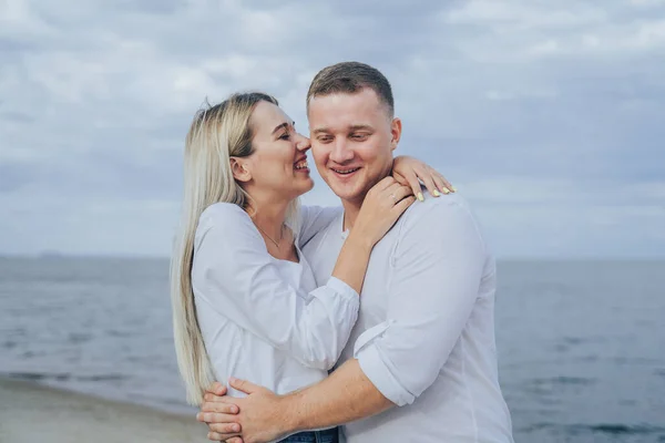 Encantadora Jovem Mulher Abraçando Com Namorado Fundo Mar Foto Livre — Fotografia de Stock