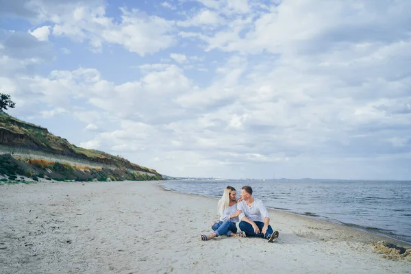 Lifestyle Romantic Evening Two Young Lovers Went Trip Sea Sitting — Stock Photo, Image