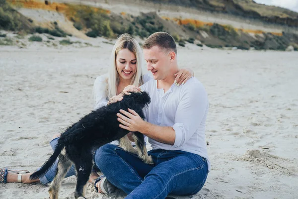 Güzel Çekici Sevgi Dolu Bir Çift Deniz Kıyısında Köpeklerle Oynuyor — Stok fotoğraf