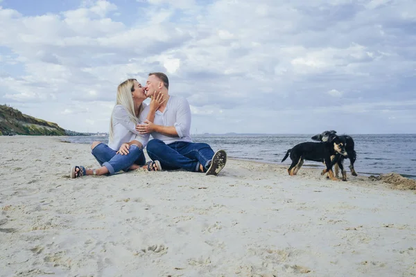 Hermosa Atractiva Pareja Sentada Arena Junto Mar Abrazando Besando Acariciando — Foto de Stock