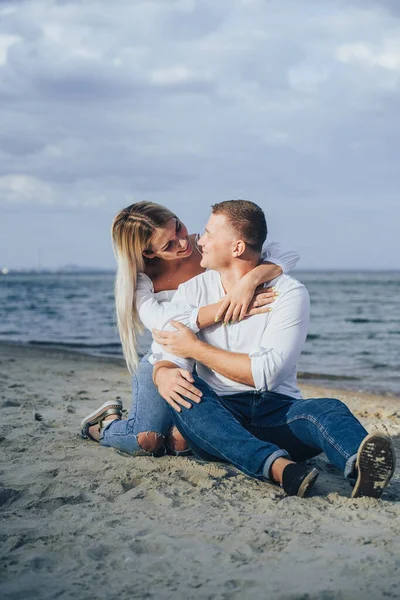 Romantický Večer Pro Dva Mladí Milenci Vydali Výlet Moře Sedět — Stock fotografie