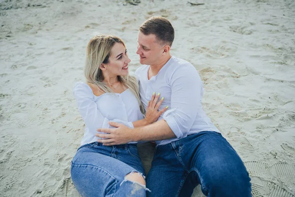 Schöne Glückliche Paar Verliebt Strand Auf Sand Liegend Einem Weißen — Stockfoto