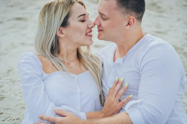 Beautiful Happy Couple Love Lying Beach Sand White Shirts Love — Stock Photo, Image