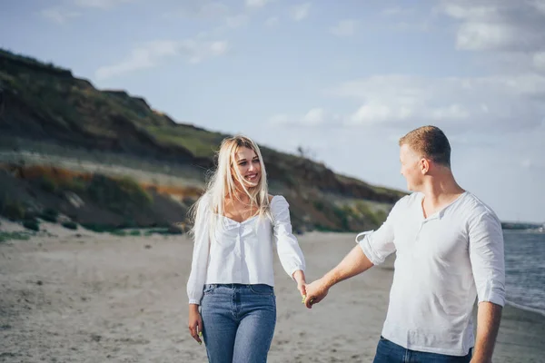 Glückliches Junges Paar Das Sich Sonnigen Abend Strand Amüsiert Lächelnde — Stockfoto