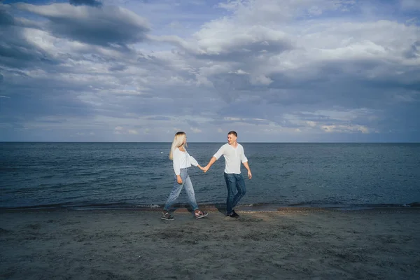 부부는 저녁에 해변에서 즐거운 시간을 보냅니다 휴가중인 대들을 가르치고 여름에는 — 스톡 사진