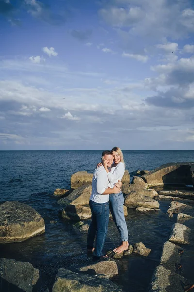 Liefdevol Stel Dat Plezier Heeft Lachen Knuffelen Elkaar Genieten Van — Stockfoto