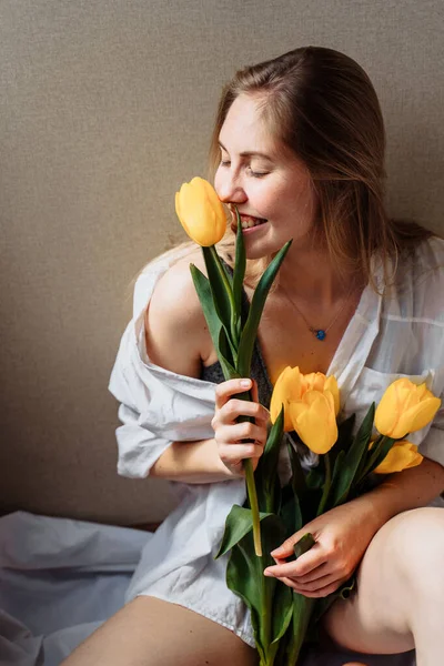 Svislá Fotka Atraktivní Blondýnka Spodním Prádle Bílé Košili Sedí Slunci — Stock fotografie