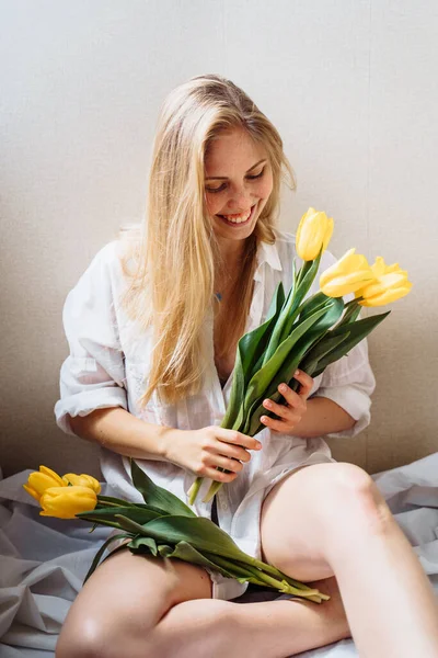 Svislá Fotka Atraktivní Blondýnka Spodním Prádle Bílé Košili Sedí Slunci — Stock fotografie
