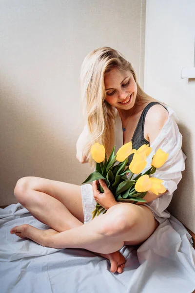 Svislá Fotka Atraktivní Blondýnka Spodním Prádle Bílé Košili Sedí Slunci — Stock fotografie