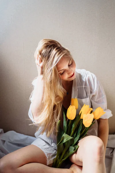 Verticale Foto Aantrekkelijk Blond Meisje Lingerie Wit Shirt Zittend Zon — Stockfoto