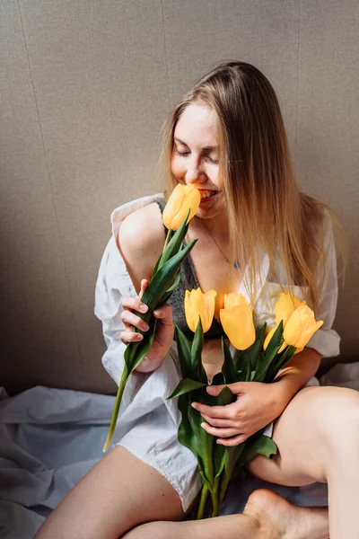 Svislá Fotka Atraktivní Blondýnka Spodním Prádle Bílé Košili Sedí Slunci — Stock fotografie