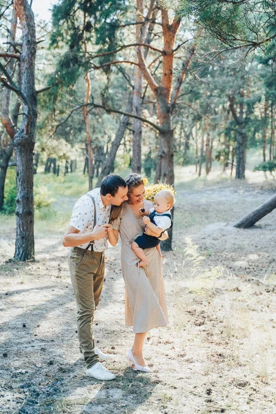 Krásná Rodinka Procházející Letním Lese Šťastní Rodiče Užívají Čerstvý Vzduch — Stock fotografie