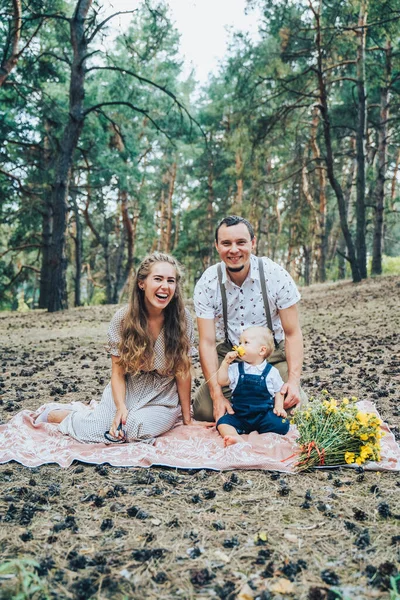 Jóvenes Padres Atractivos Vacaciones Bosque Rural Les Gustan Mucho Los — Foto de Stock