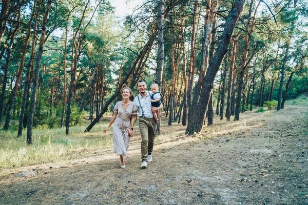 Щаслива Молода Сім Весело Пробігає Вечірній Літній Ліс Тато Тримає — стокове фото