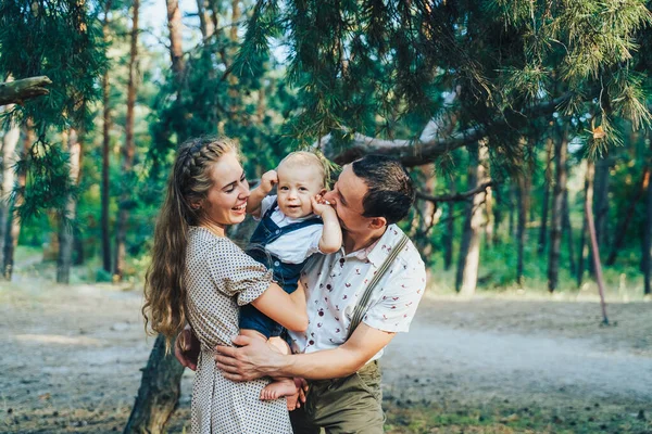야외에서 즐거운 시간을 보내는 재미있는 가족의 방식의 시간을 십시오 가족을 — 스톡 사진