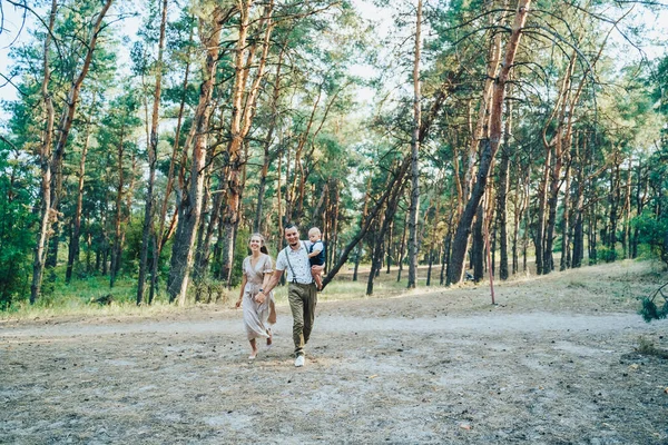 Щаслива Молода Сім Весело Пробігає Вечірній Літній Ліс Тато Тримає — стокове фото