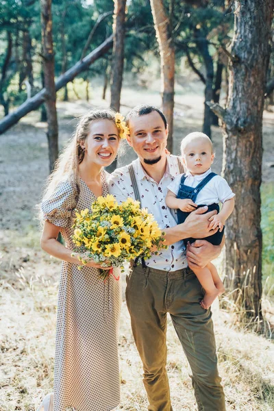 Retrato Meio Comprimento Família Feliz Com Menino Ano Idade Floresta — Fotografia de Stock