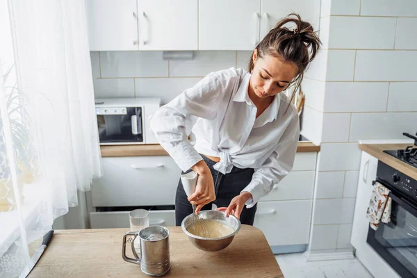 Menina Atraente Preparando Massa Processador Alimentos Enquanto Está Uma Cozinha — Fotografia de Stock