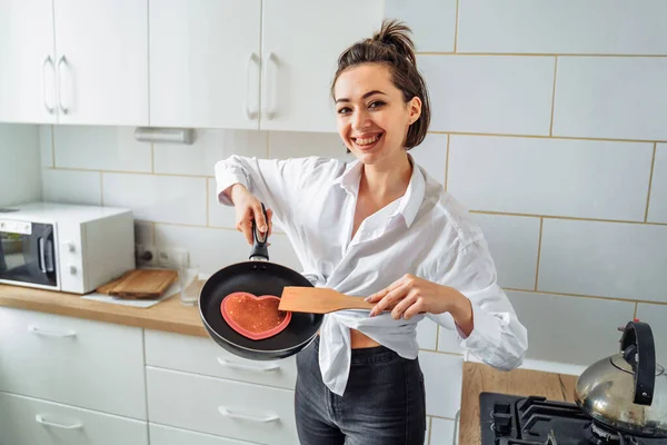 Mulher Caseira Gosta Cozinhar Deliciosas Sobremesas Produtos Naturais Fazendo Panquecas — Fotografia de Stock