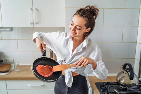 Mulher Caseira Gosta Cozinhar Deliciosas Sobremesas Produtos Naturais Fazendo Panquecas — Fotografia de Stock