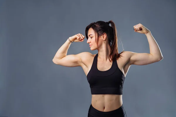 Portret Szczęśliwej Eleganckiej Białej Brunetki Pokazującej Mięśnie Bicepsów Ramionach Czarnych — Zdjęcie stockowe