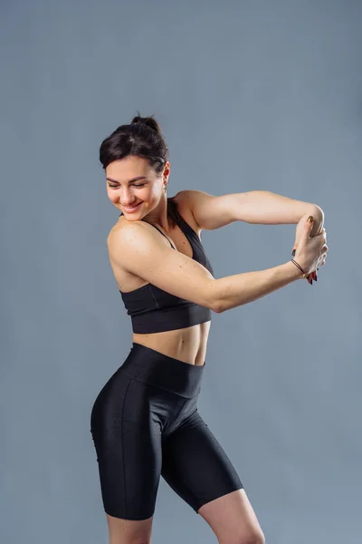 Uma Linda Garota Esportiva Sportswear Preto Está Fazendo Aquecimento Antes — Fotografia de Stock