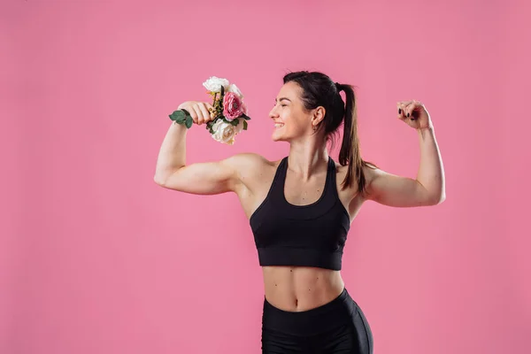 Attraktiv Flicka Med Muskulös Och Mycket Vacker Kropp Håller Handen — Stockfoto