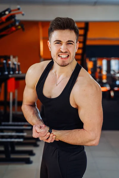 Young Muscular Man Screaming Showing His Bicep Angry Face Gym — Stock Photo, Image