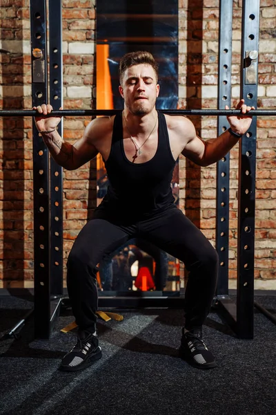 Der Sportler Macht Crossfit Fitnessstudio Unter Aufsicht Eines Trainers Ein — Stockfoto