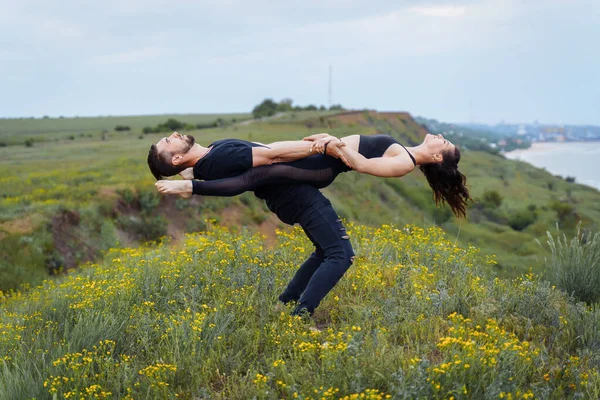 Acro Sport Profesionální Sportovci Černém Sportovním Oblečení Perfektně Balancující Okraji — Stock fotografie