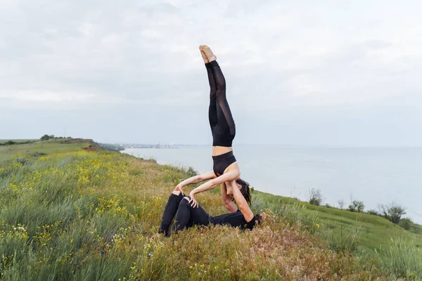 Due Giovani Sportivi Che Fanno Esercizio Fitness Acro Yoga Insieme — Foto Stock