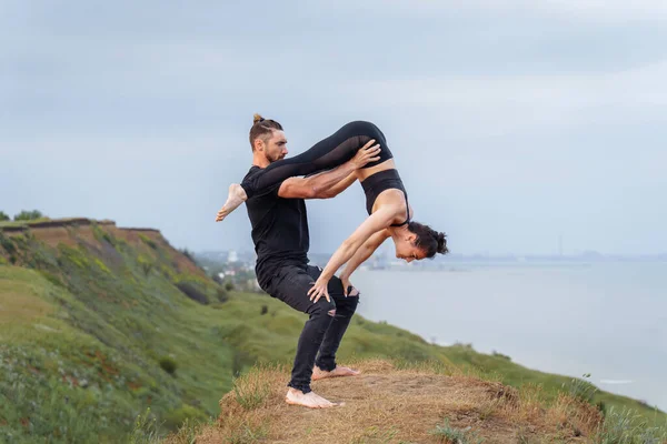 Dva Mladí Sportovci Spolu Venku Cvičí Fitku Jógu Akrobatické Prvky — Stock fotografie