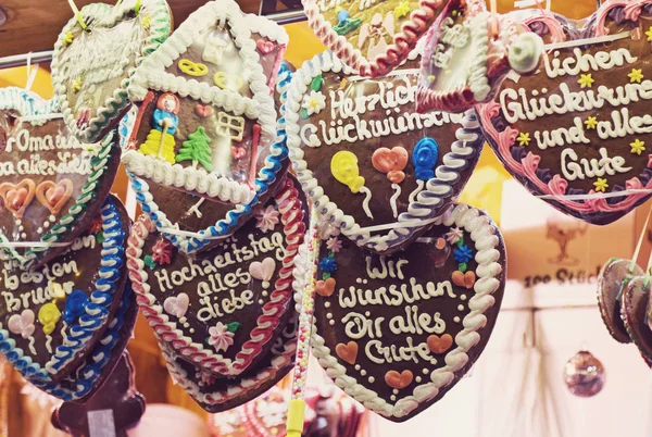 Traditional gingerbread hearts at German Christmas Market — Stock Photo, Image