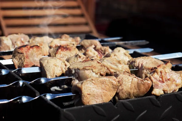 Mięso z grilla na tarasie — Zdjęcie stockowe