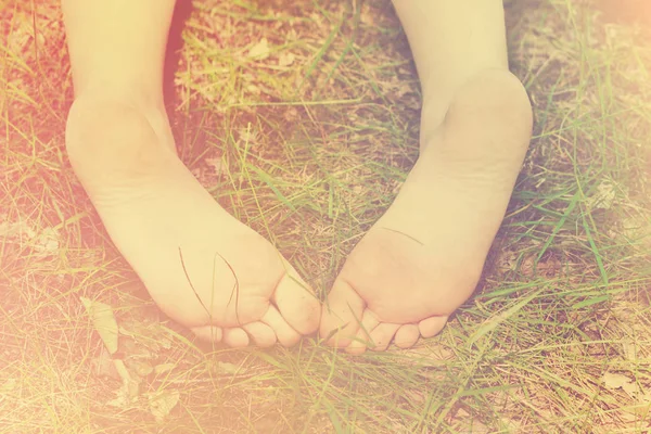 Feet of little girl outdoors — Stock Photo, Image