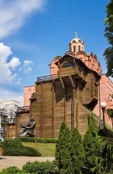 Golden Gate and statue of Yaroslav The Wise in Kiev, Ukraine — Stock Photo, Image
