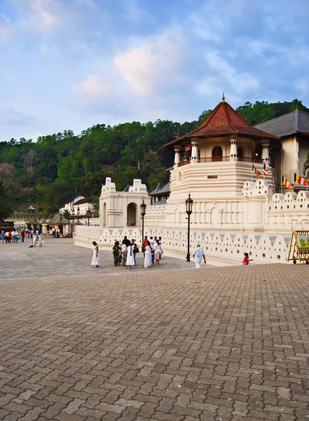 Famous Buddhist Temple of the Tooth Relic, KANDY, SRI LANKA — Stock Photo, Image