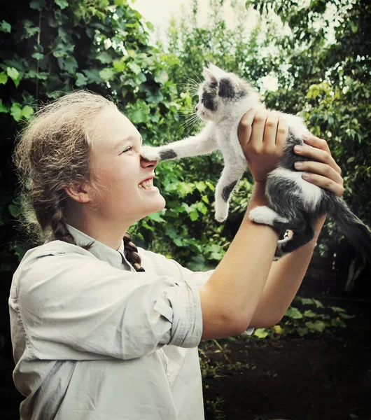 Menina adolescente feliz com gatinho . — Fotografia de Stock