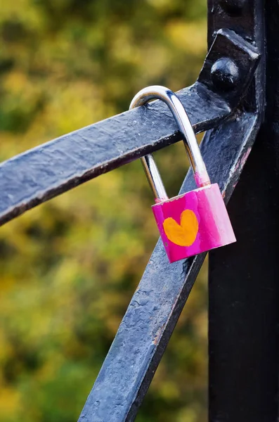 Pink padlock with heart on bridge in Kiev. — Stock Photo, Image