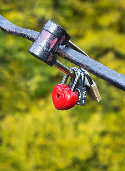 Candado en forma de corazón en puente, símbolo del amor . —  Fotos de Stock