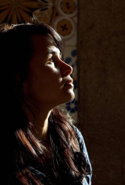 Güzel bir genç kadının arka ışık profili