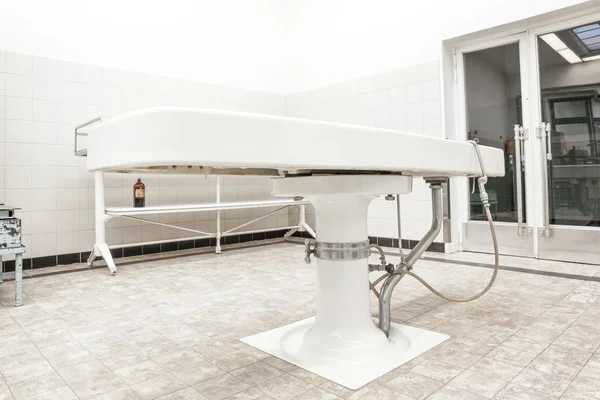 Tablas de autopsia en la morgue —  Fotos de Stock
