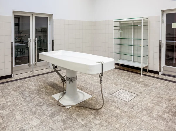 Tables d'autopsie à la morgue — Photo