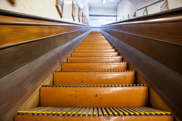 Eine Rolltreppe aus Holz — Stockfoto